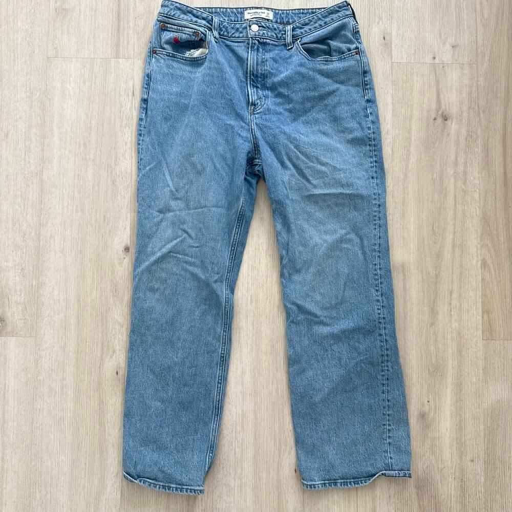 Abercrombie & Fitch The 90s Relaxed High Rise Cherry Patch Jeans Size 32 Short